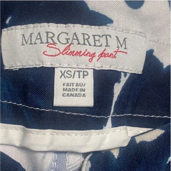 Margaret M Slimming Navy Blue & White Floral Shorts Women Size XS - Picture 4 of 10